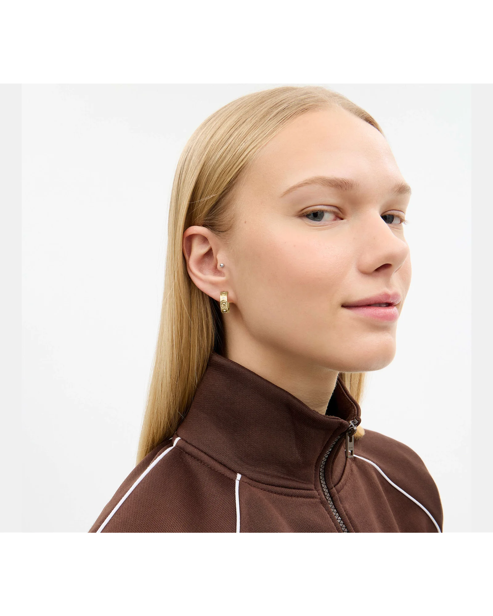 Серьги-хаггисы Coach с фирменным узором из букв C — 2