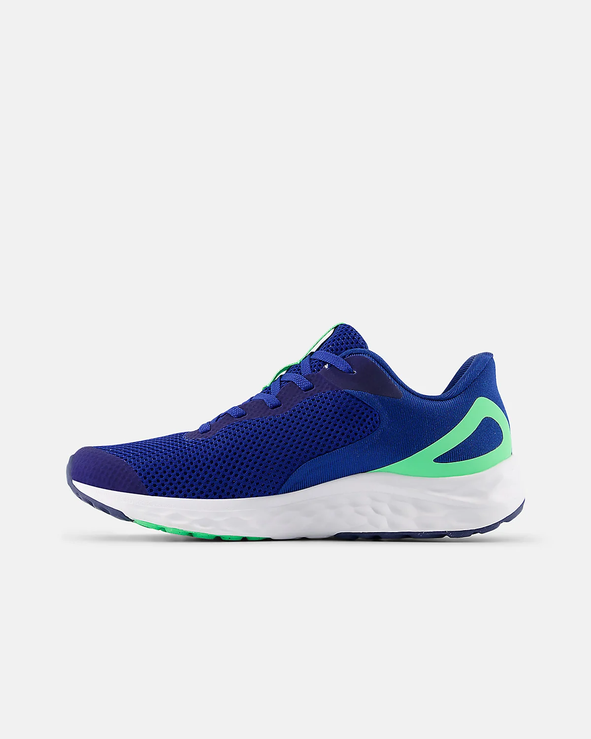 Подошва кроссовок New Balance Fresh Foam Arishi v4 чёрных, вид сзади