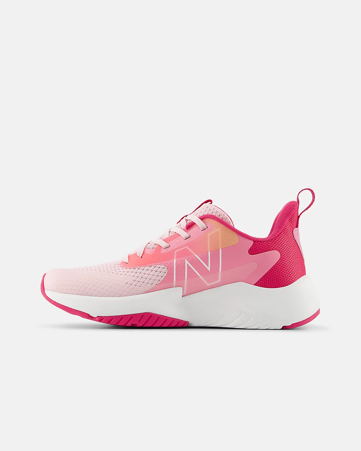 Детали конструкции кроссовок New Balance Rave Run v2: полосатая сетка и чёрная вставка