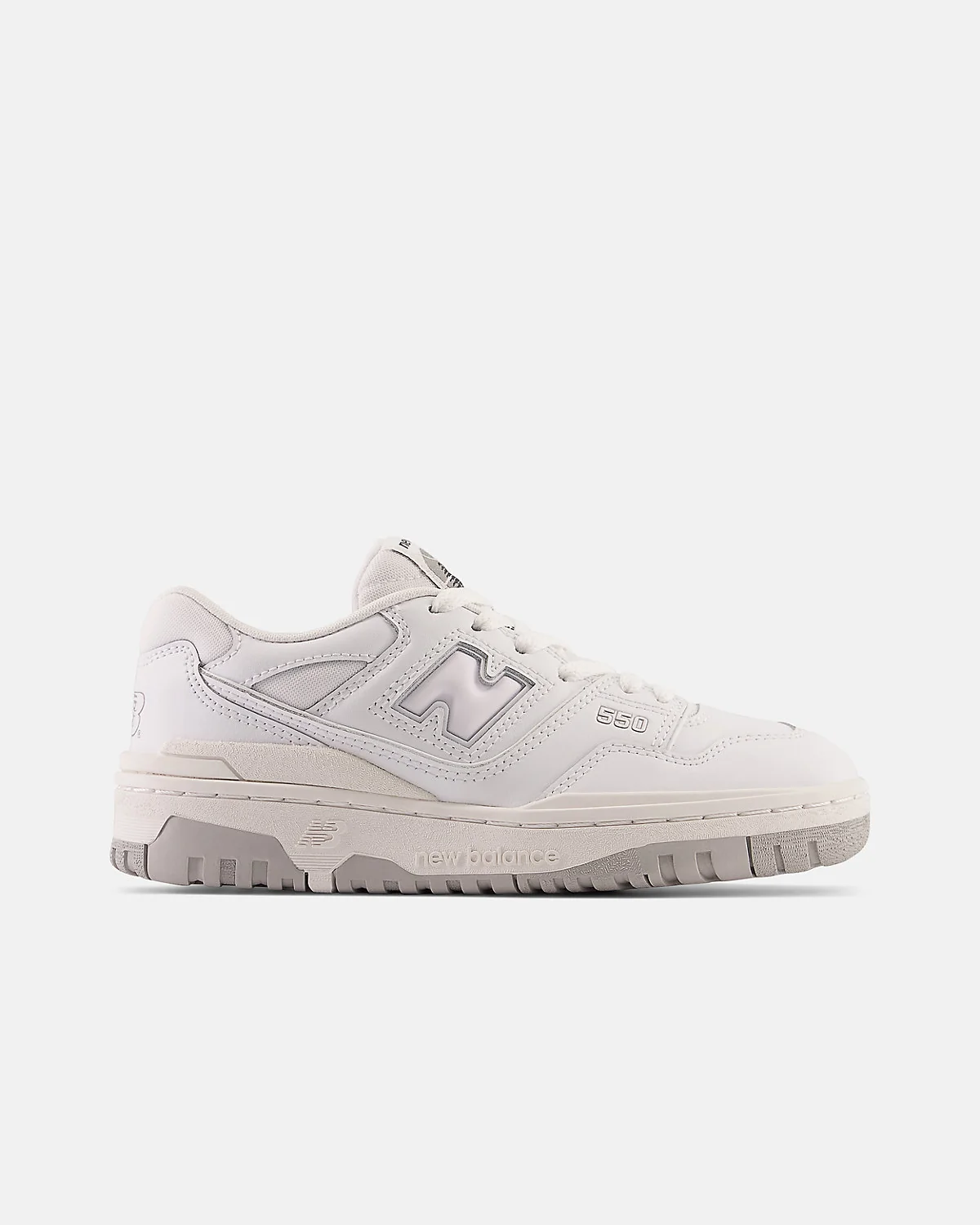 Кроссовки New Balance 550 белые с чёрными вставками, вид сбоку