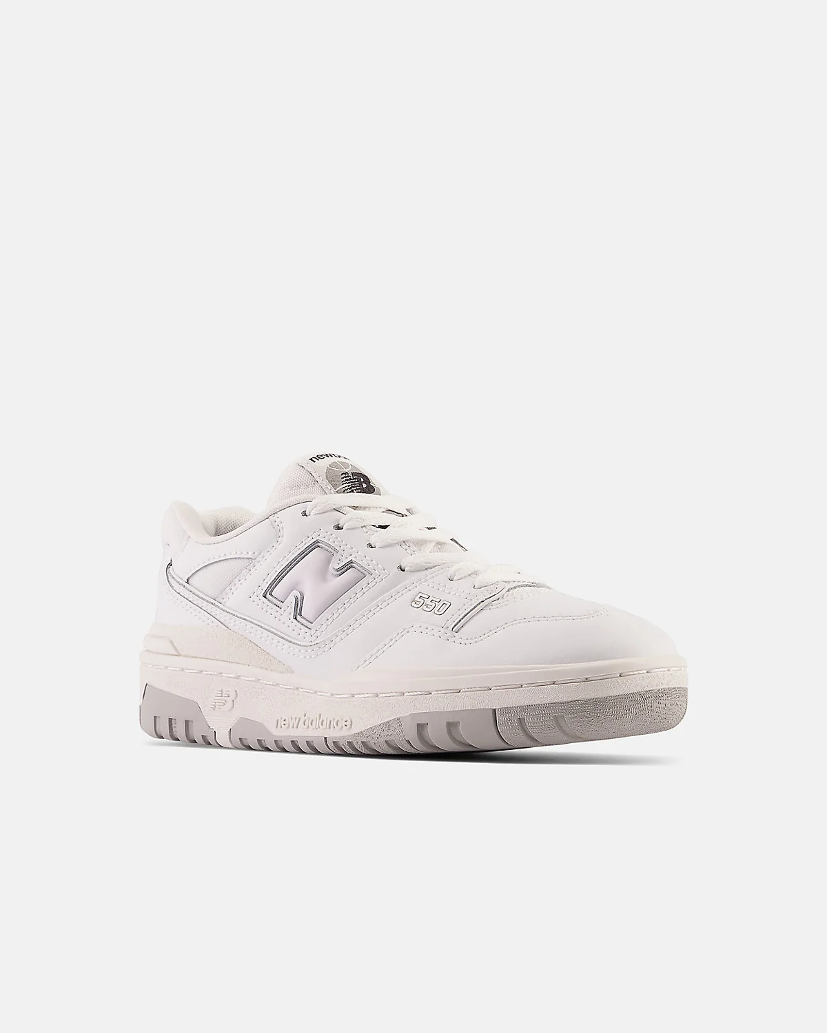 Белые кроссовки New Balance 550 под другим углом