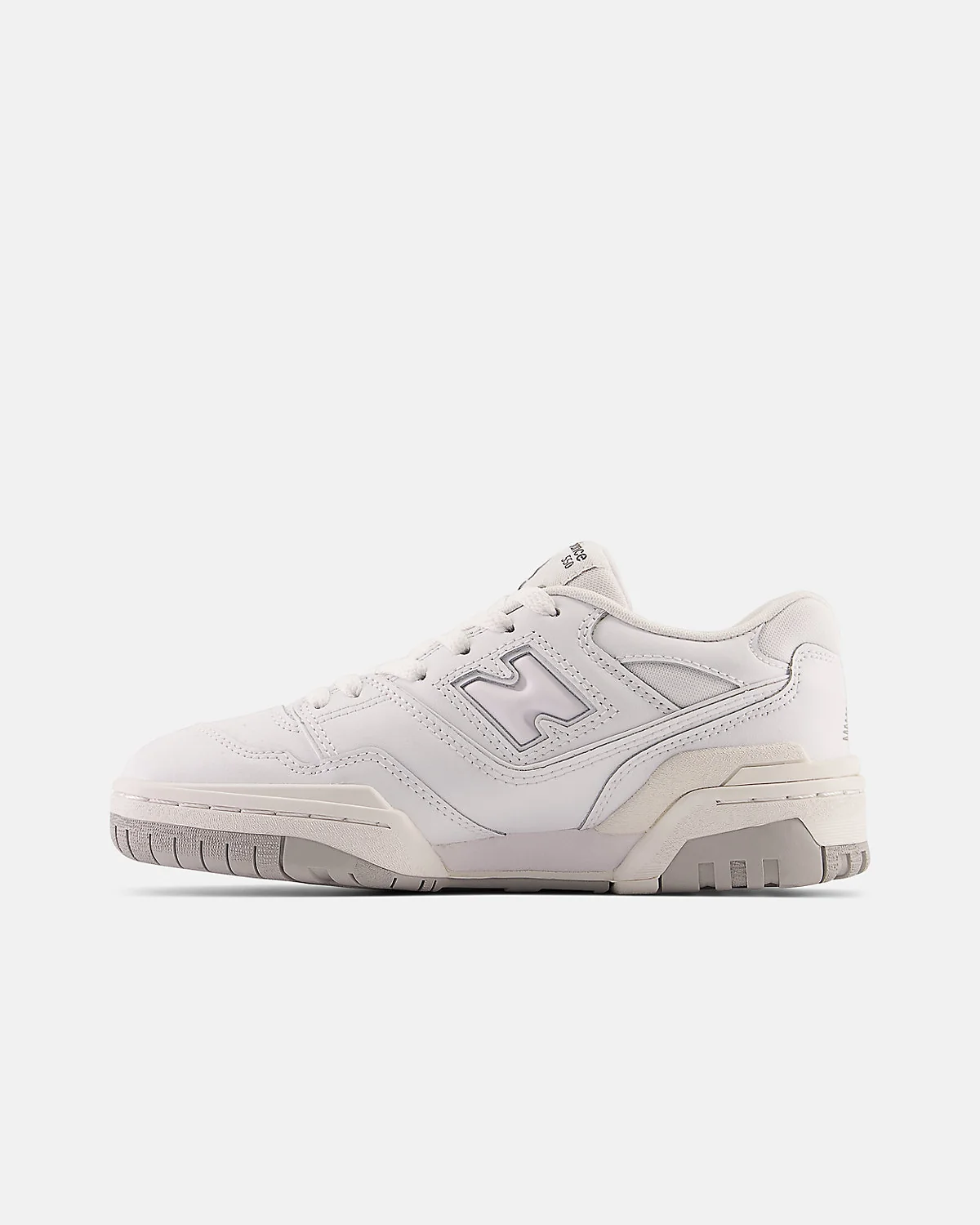 Вид сзади белых кроссовок New Balance 550 с серой пяткой