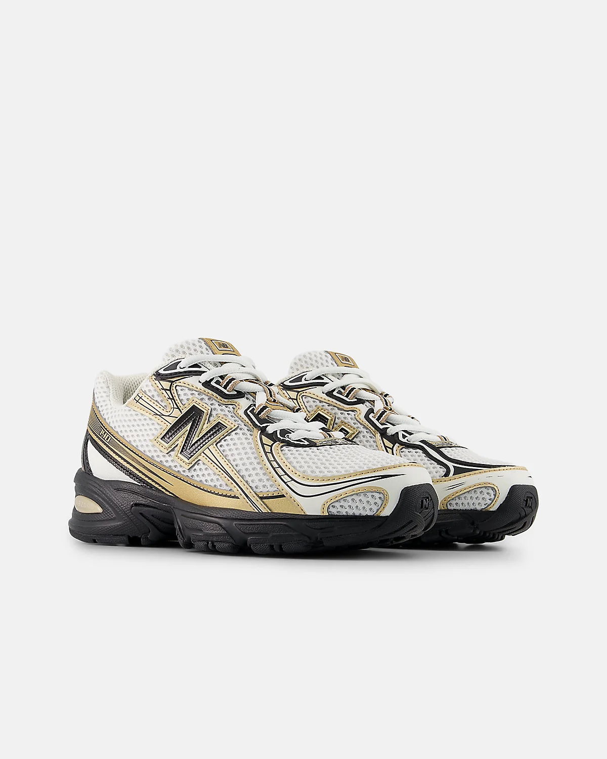Две пары мятных кроссовок New Balance 740 рядом