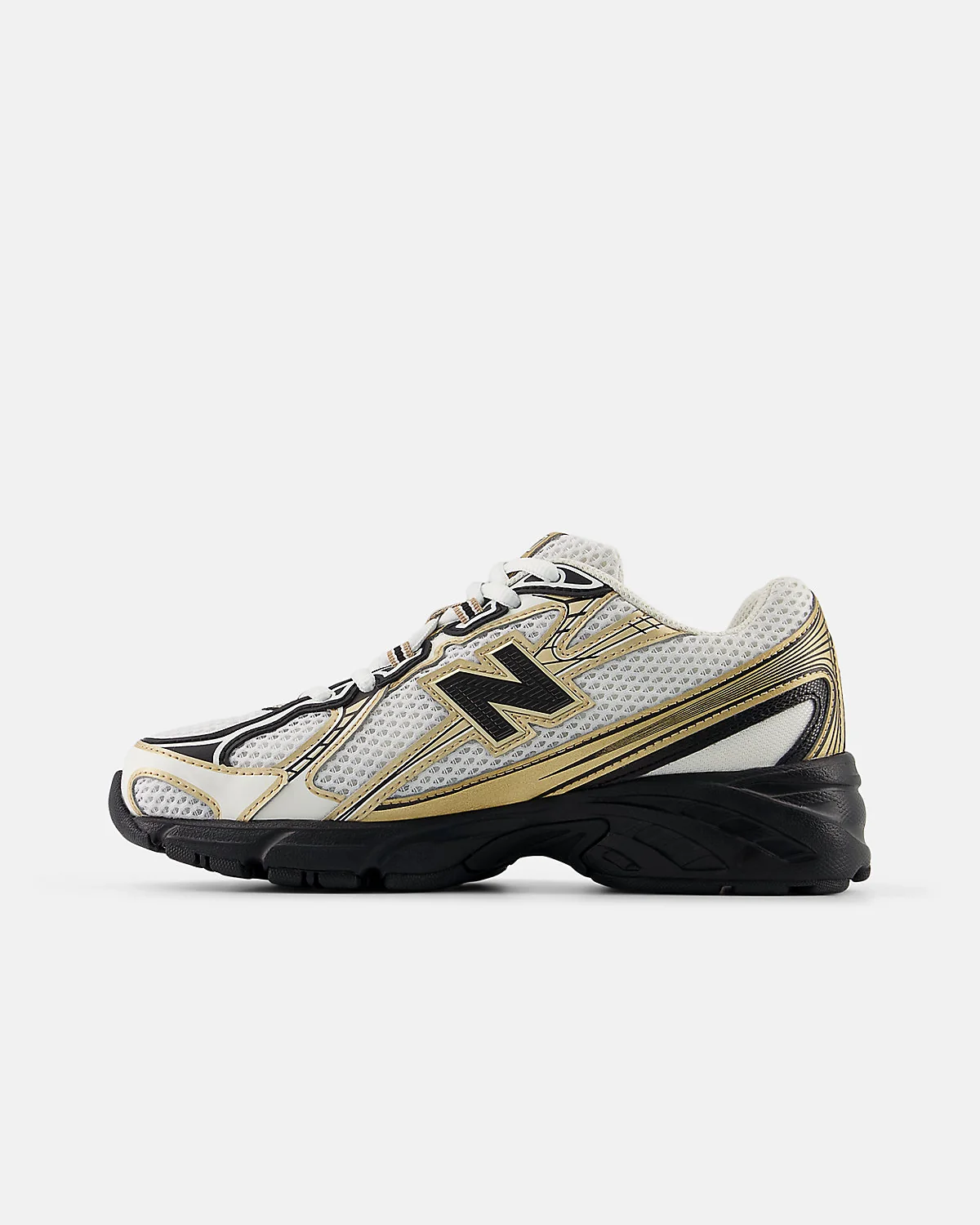 Крупный план сетчатого верха кроссовок New Balance 740