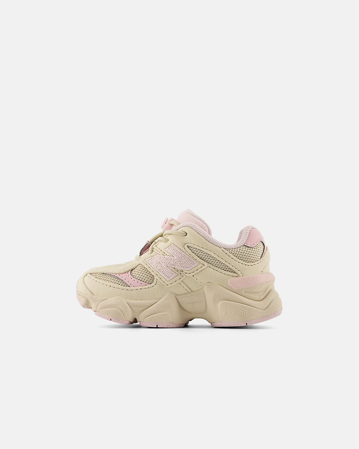 Подошва и боковая часть детских кроссовок New Balance 9060 с зелёными акцентами