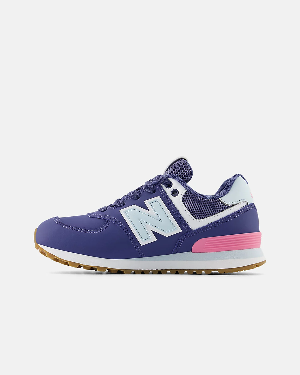 Задняя часть синих детских кроссовок New Balance 574 с коричневой подошвой