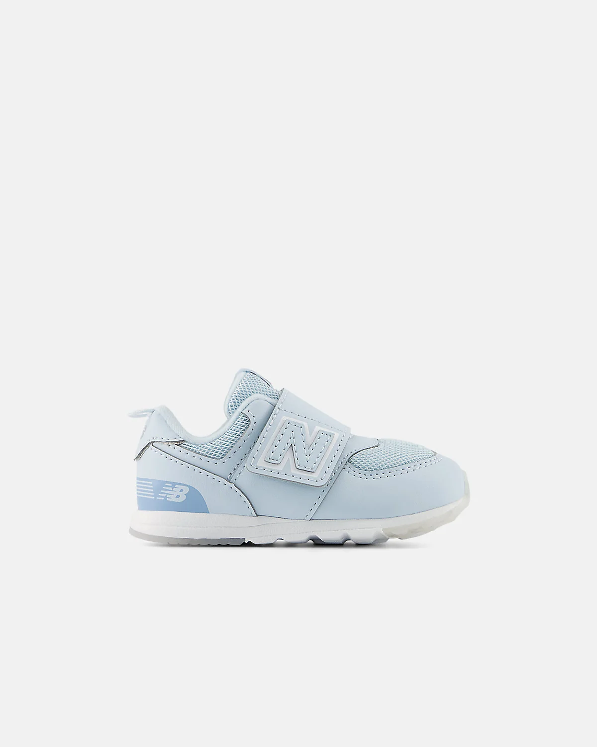 Синие детские кроссовки New Balance 574 NEW-B с красным логотипом, вид спереди.