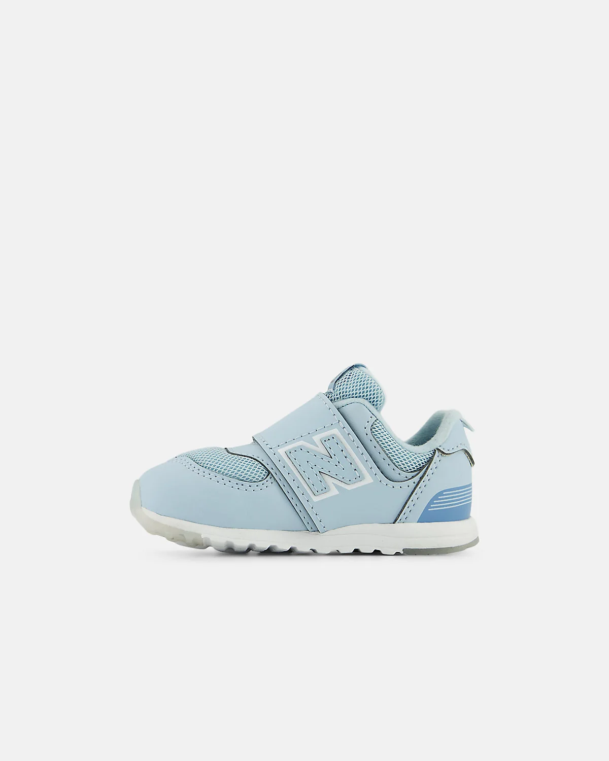 Подошва синих детских кроссовок New Balance 574 с красным акцентом, вид сзади.
