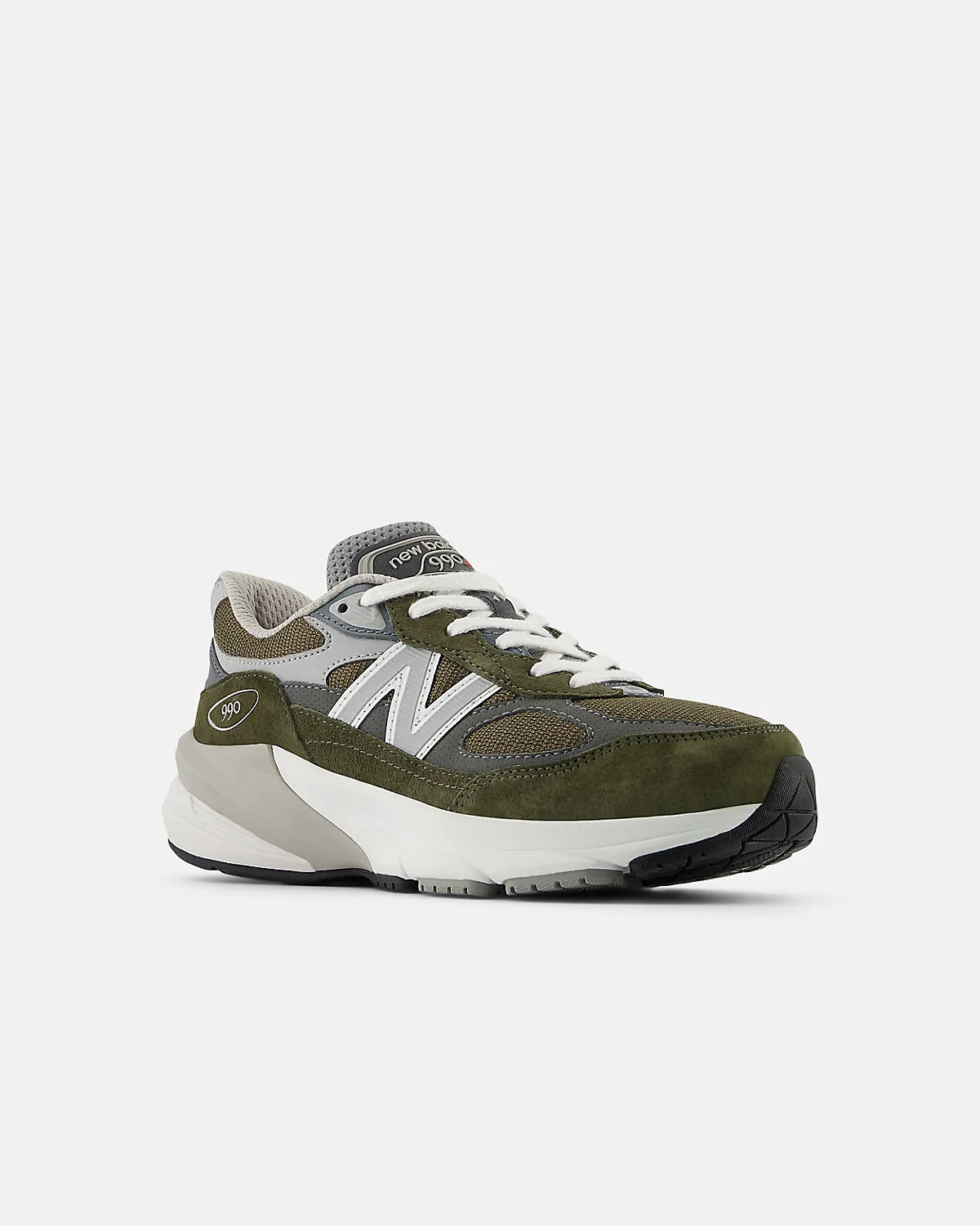 Кроссовки New Balance 990v6 оливковые, вид спереди-сбоку.