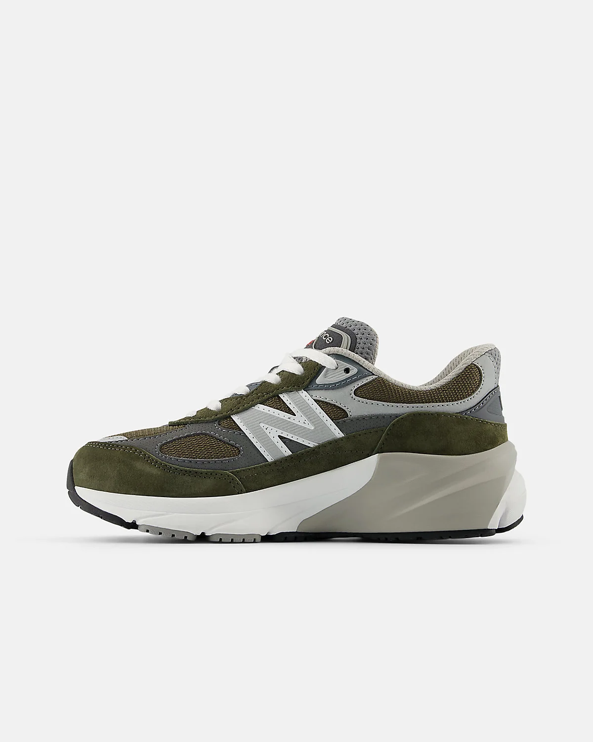 Детские кроссовки New Balance 990v6 оливковые, иной ракурс.
