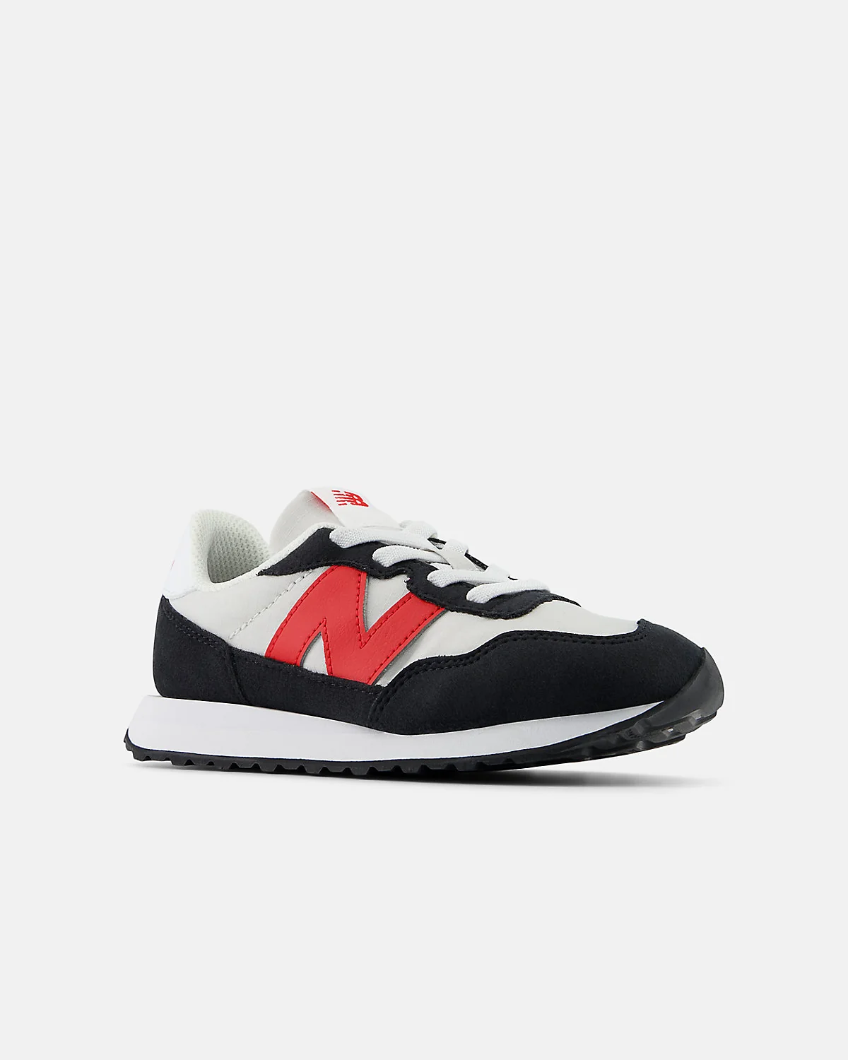 Серо-красные детские кроссовки New Balance 237, ракурс три четверти