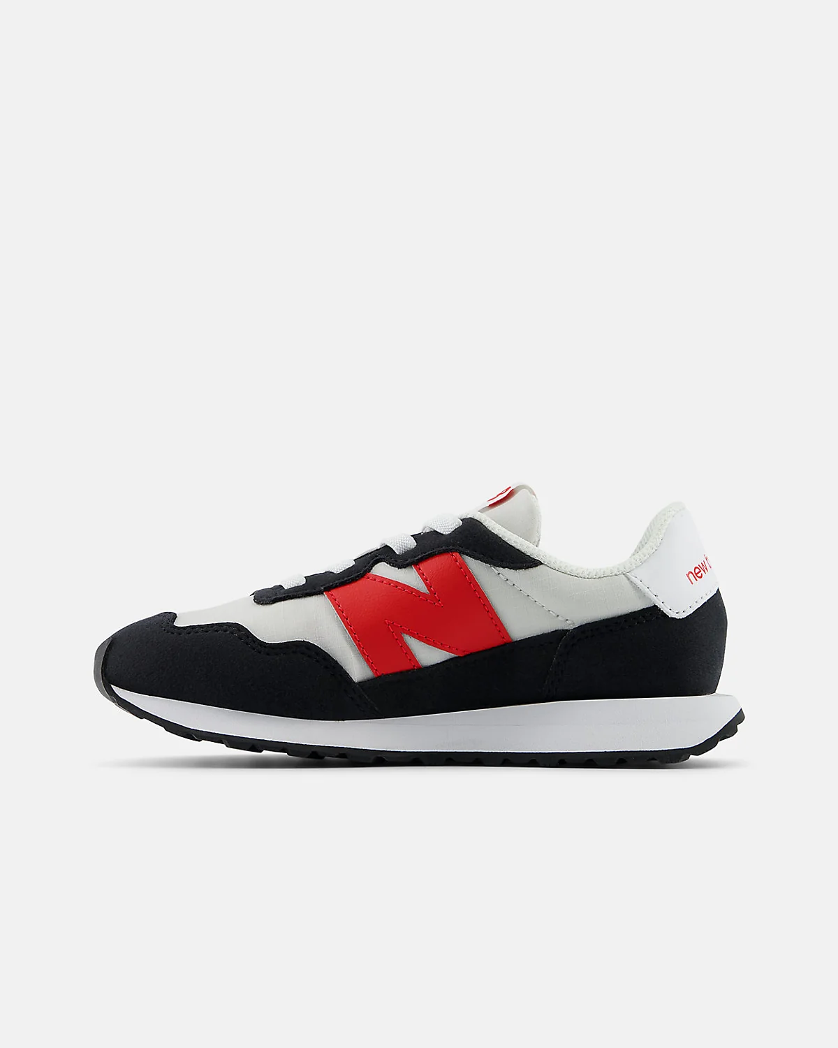 Задняя часть серо-красных детских кроссовок New Balance 237