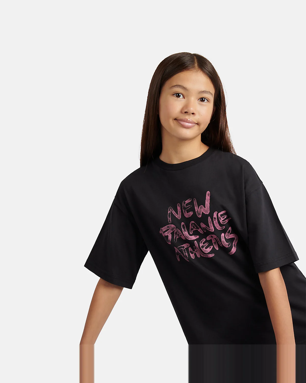 Футболка New Balance Athletics с граффити-принтом — 7