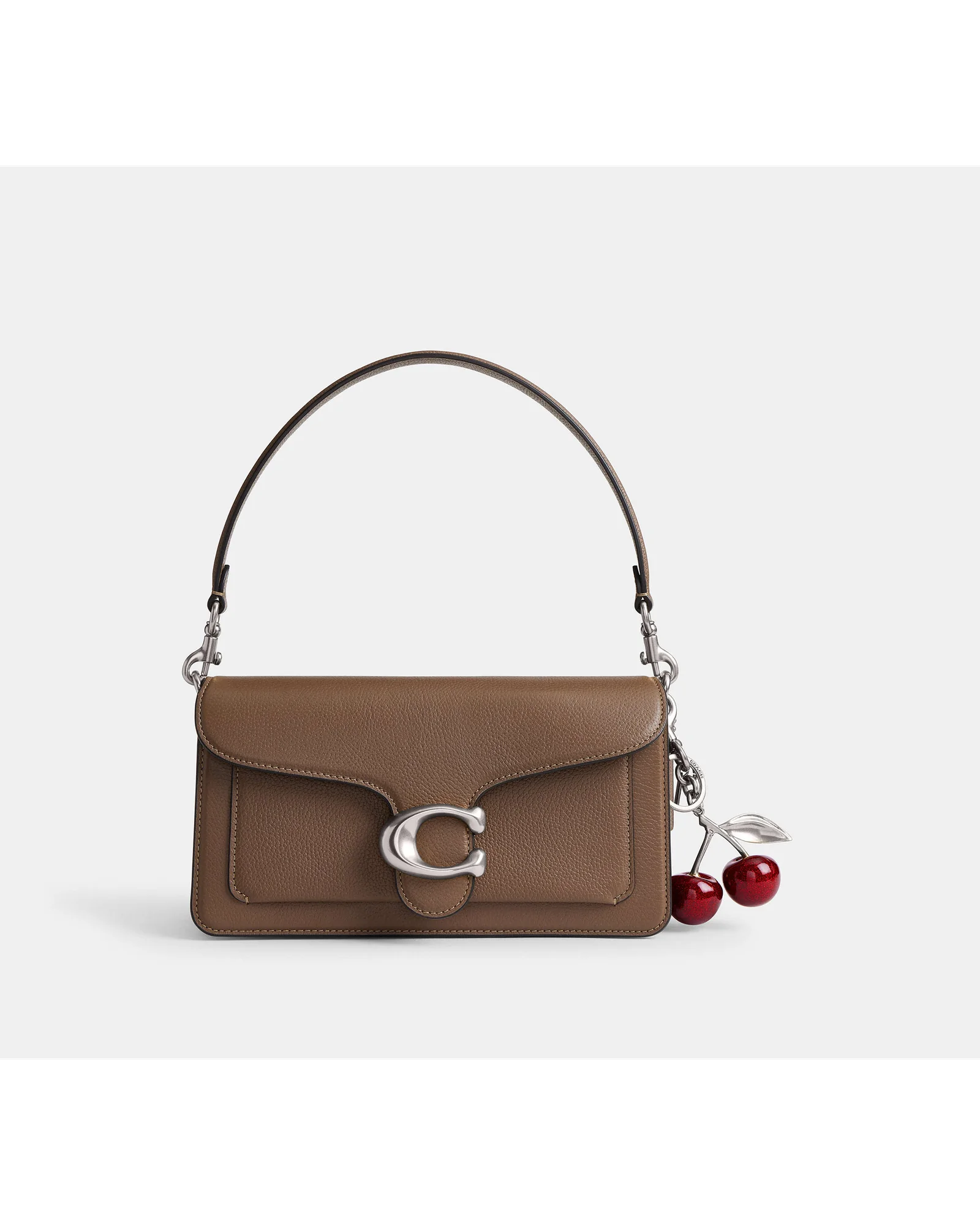 Коричневая сумка Coach с золотистой пряжкой и подвеской в виде красных вишен.