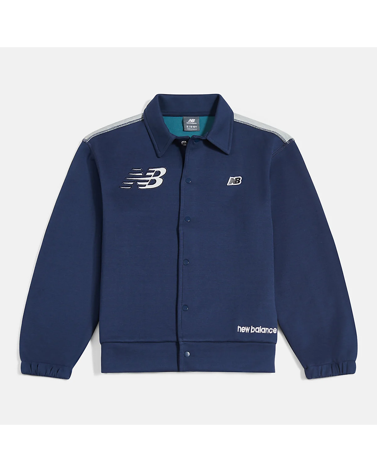 Тёмно-синяя куртка-бомбер New Balance Premium Bomber Jacket на модели.