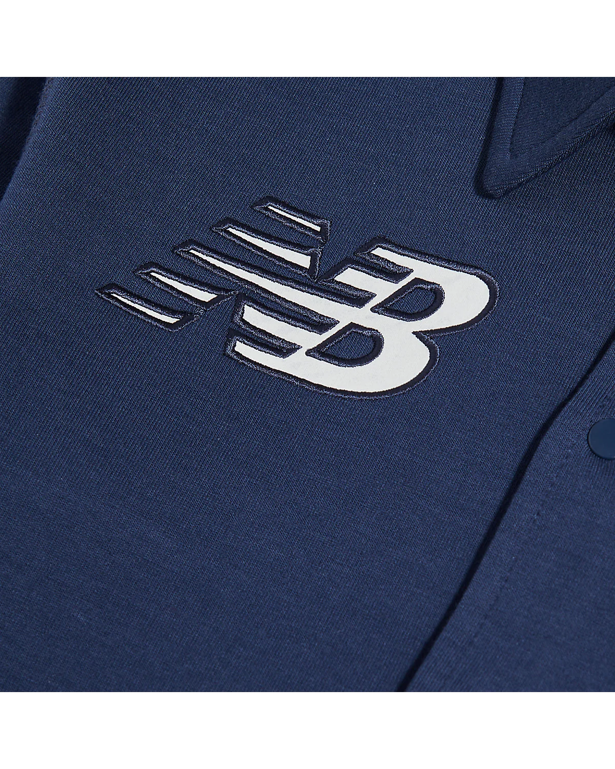 Логотип New Balance на груди куртки-бомбера.