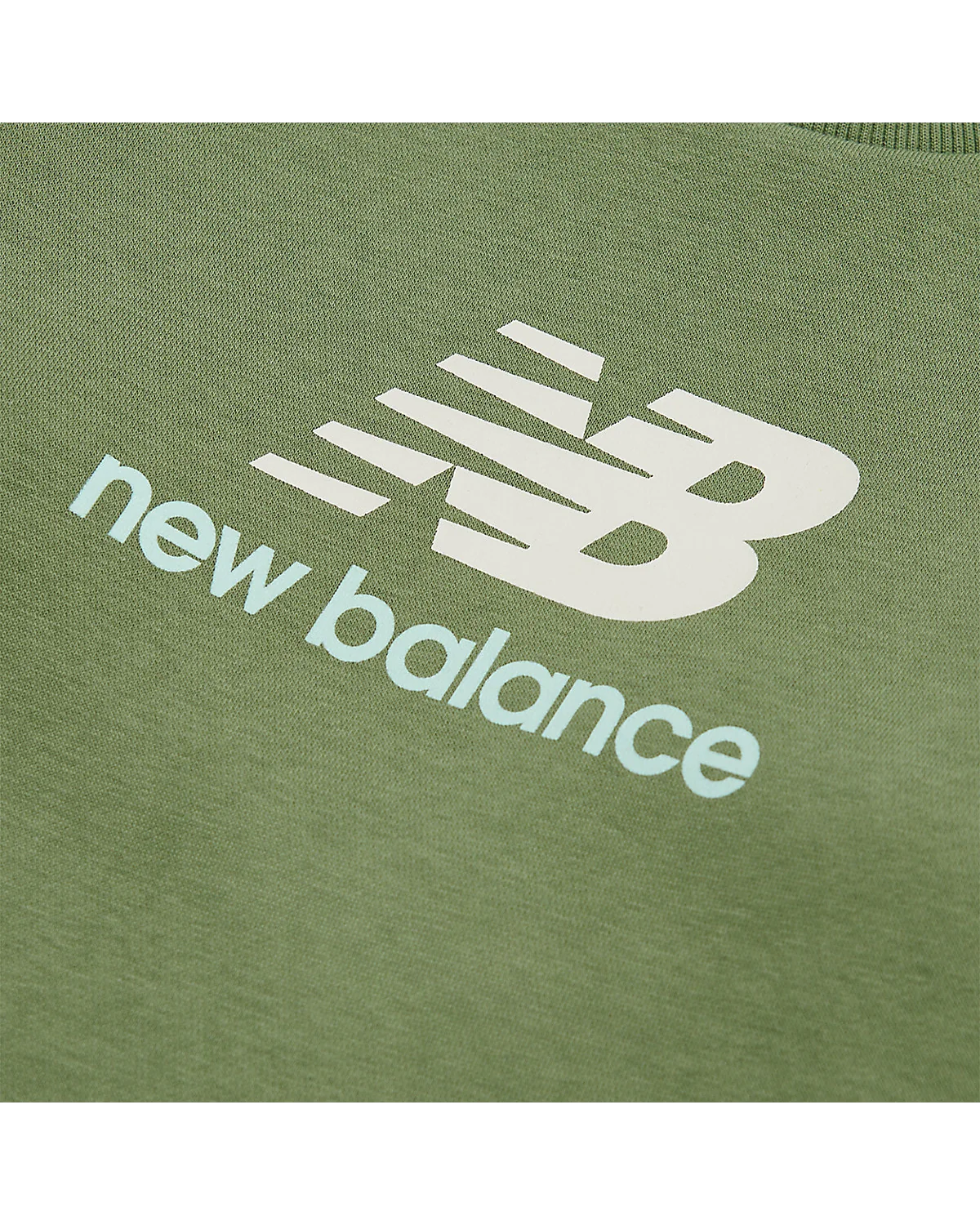 Вышитый логотип New Balance на груди зелёной толстовки.
