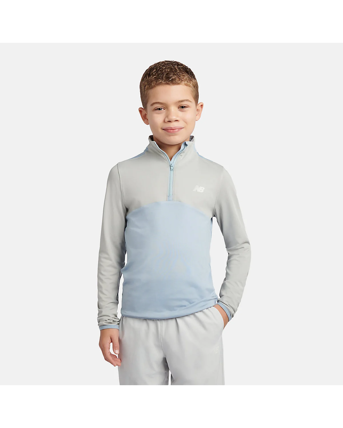 Пуловер New Balance Contrast Panel 1/4 Zip серый с контрастными панелями, фронтальный вид на модели.