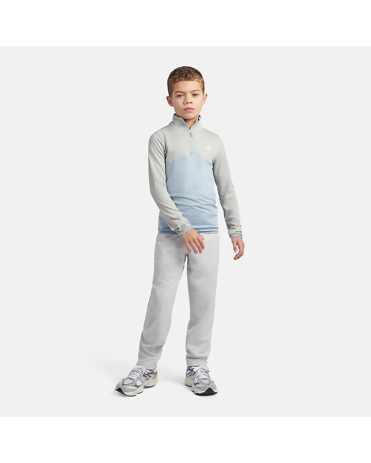 Пуловер New Balance Contrast Panel 1/4 Zip серый, полный рост на модели.
