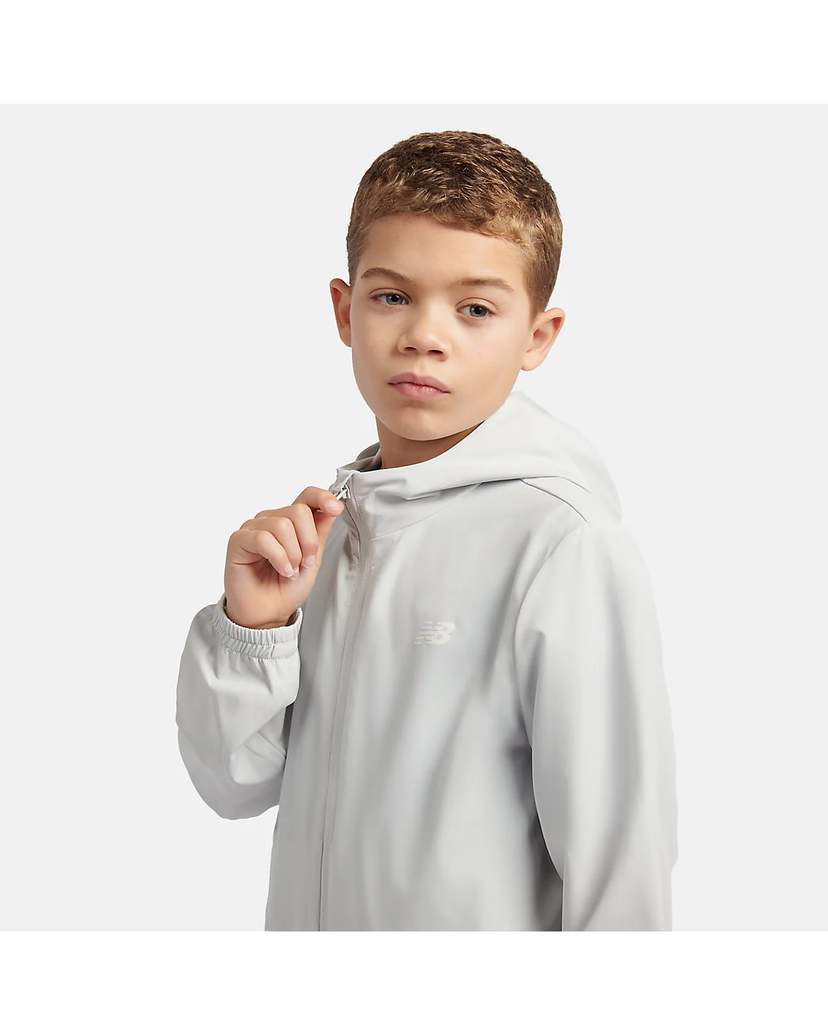 Куртка New Balance серая, задняя часть с капюшоном.