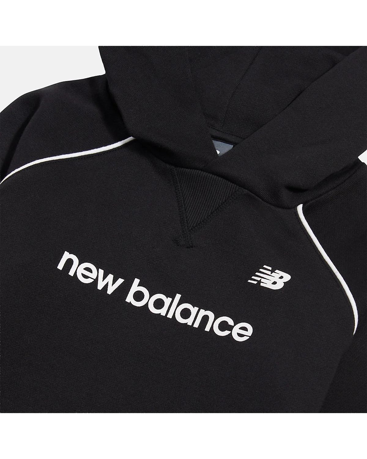 Худи New Balance чёрное, крупный план логотипа и текстуры.