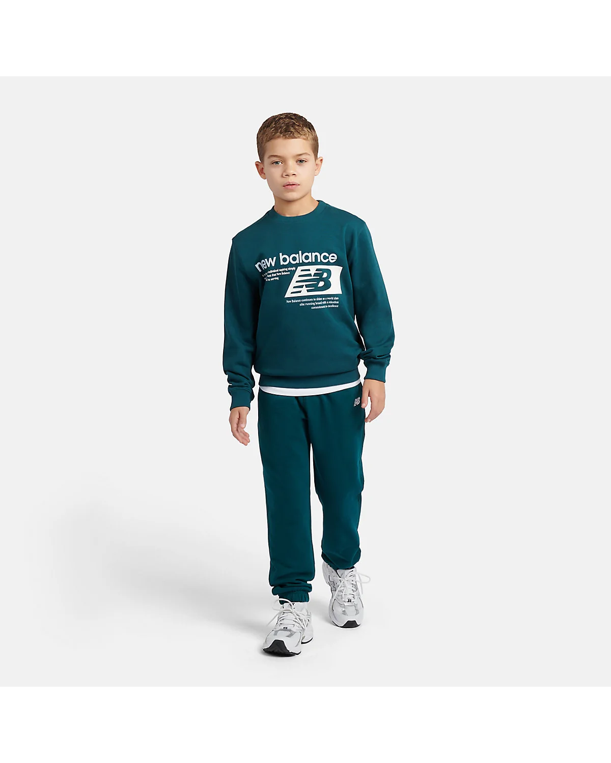Свитшот New Balance Athletics зелёный, полный рост на модели.