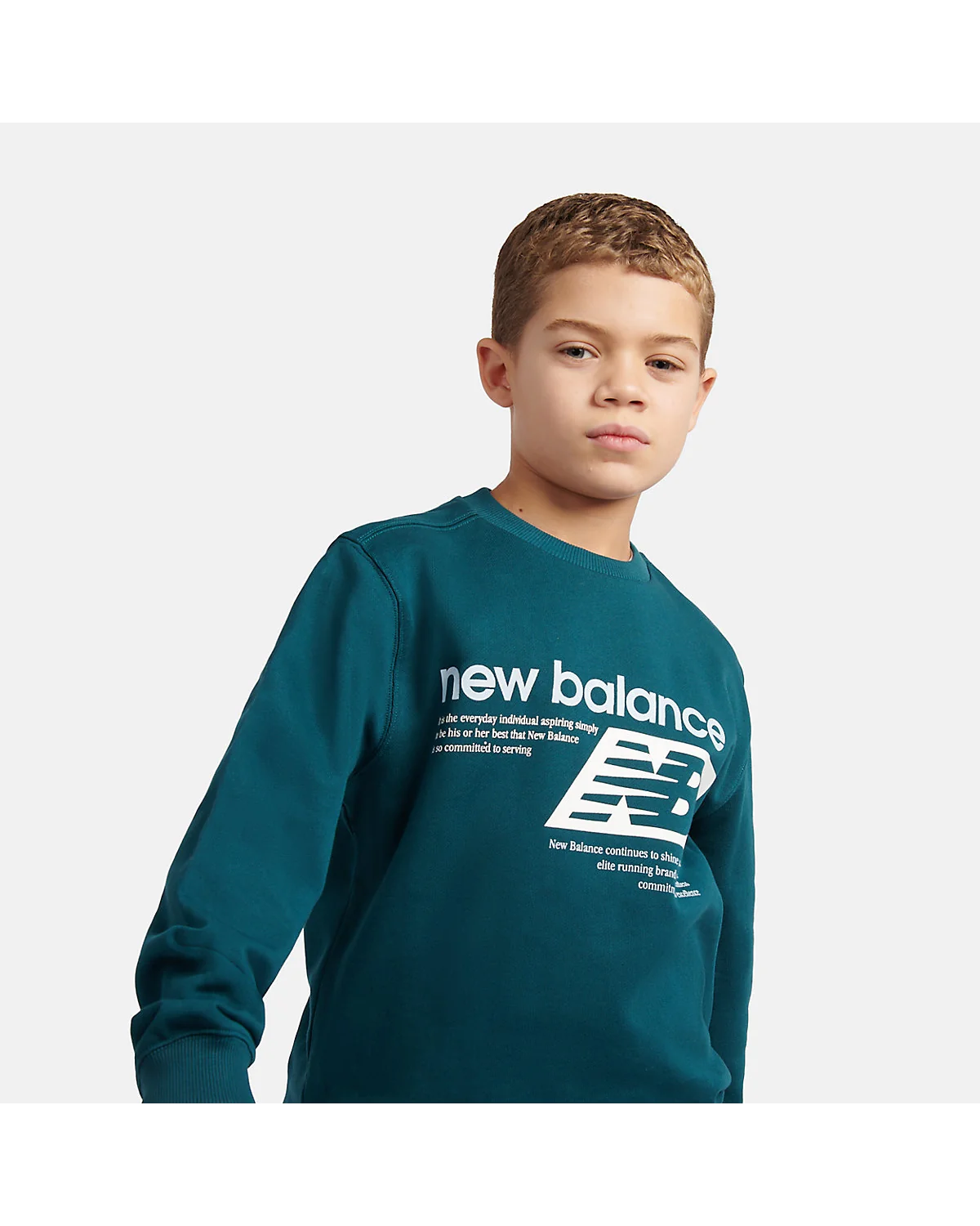 Свитшот New Balance зелёный, крупный план текстуры ткани и логотипа.