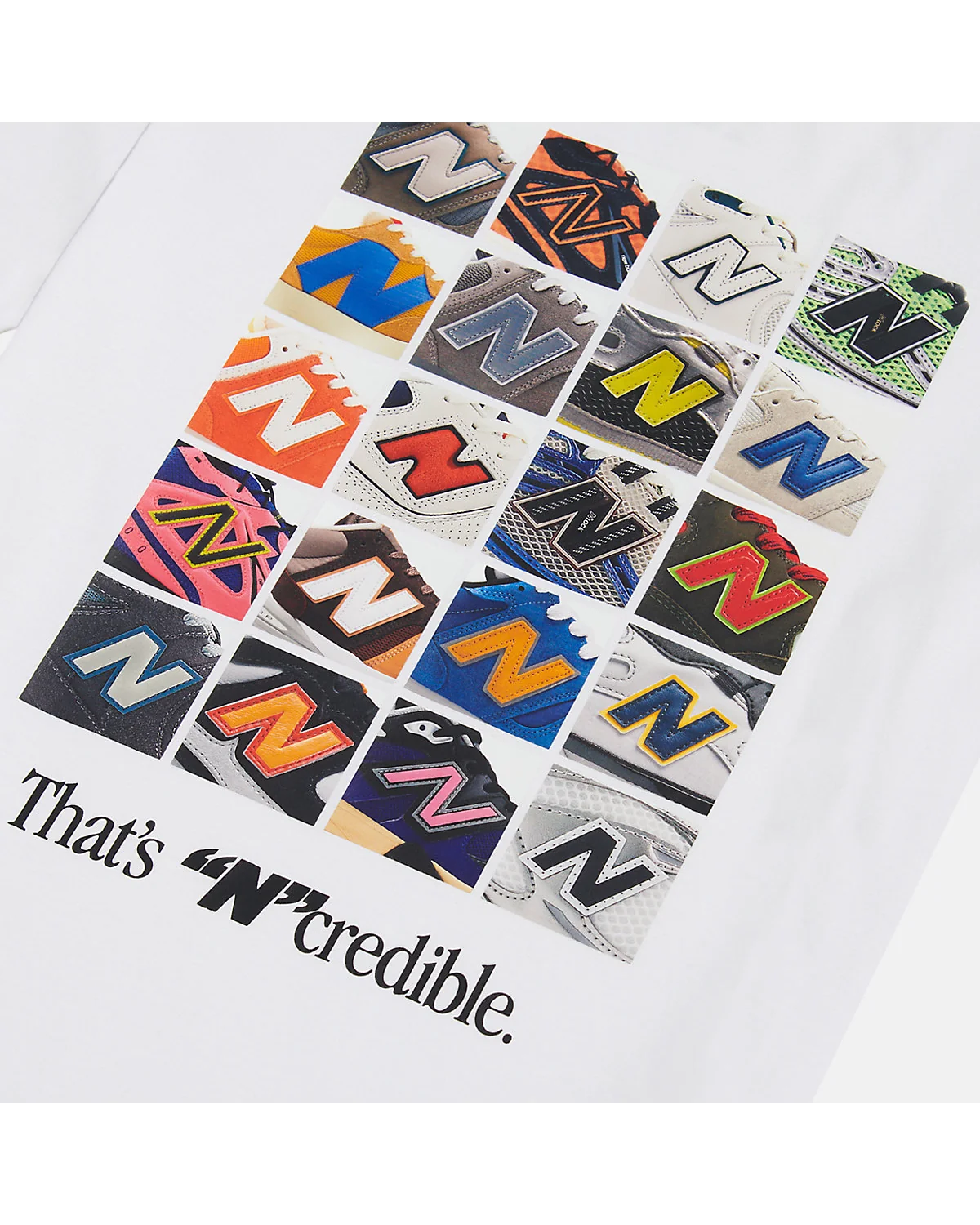 Футболка New Balance белая с принтом кроссовок, раскладка плоским способом.