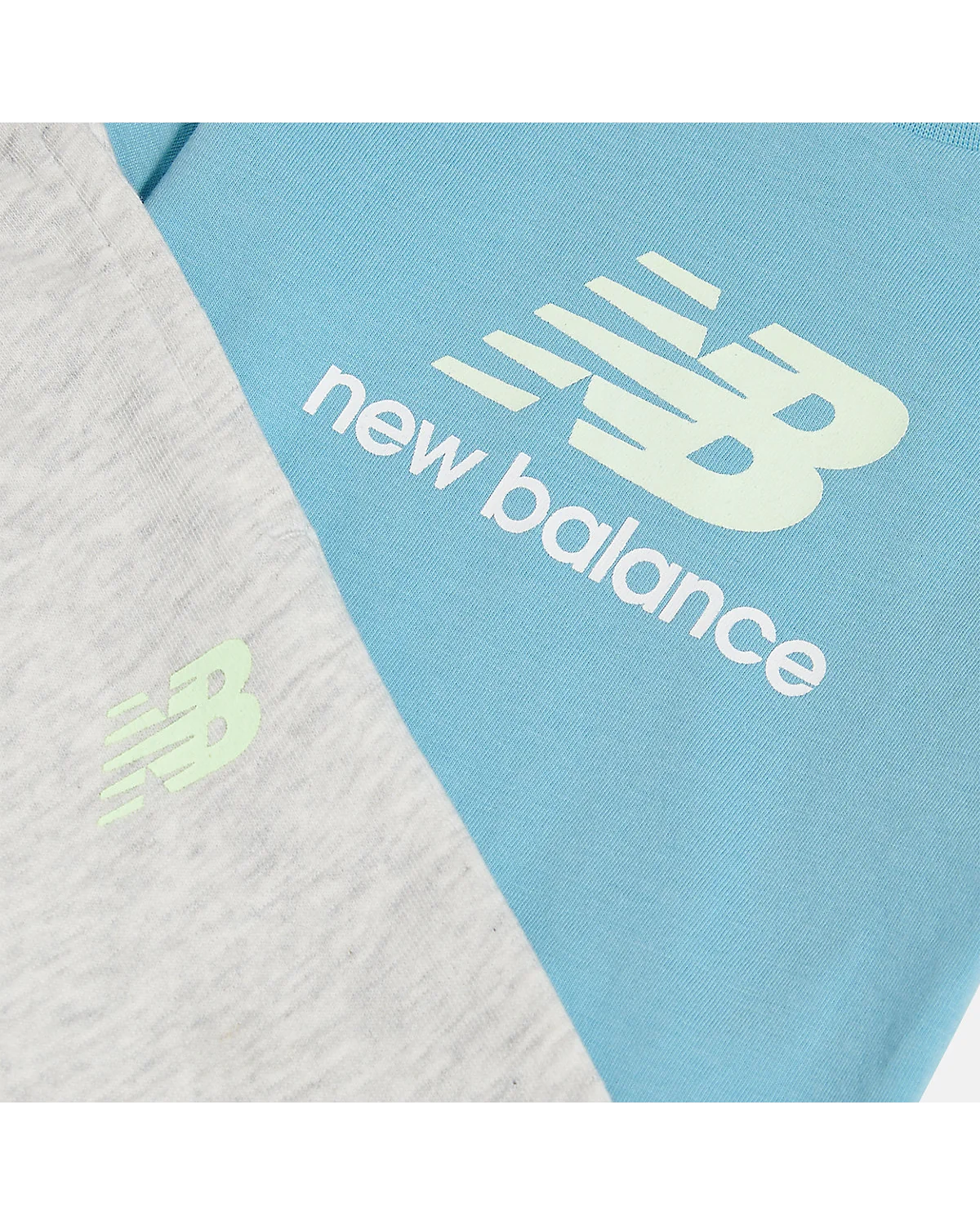 Комплект New Balance голубой, крупный план отделки и логотипа.