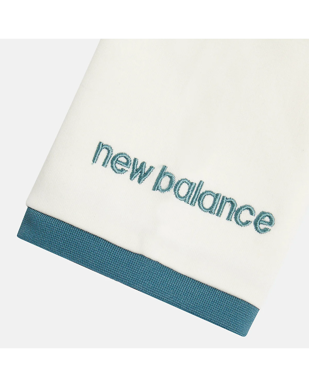 Крупный план синей рубчатой отделки воротника поло New Balance