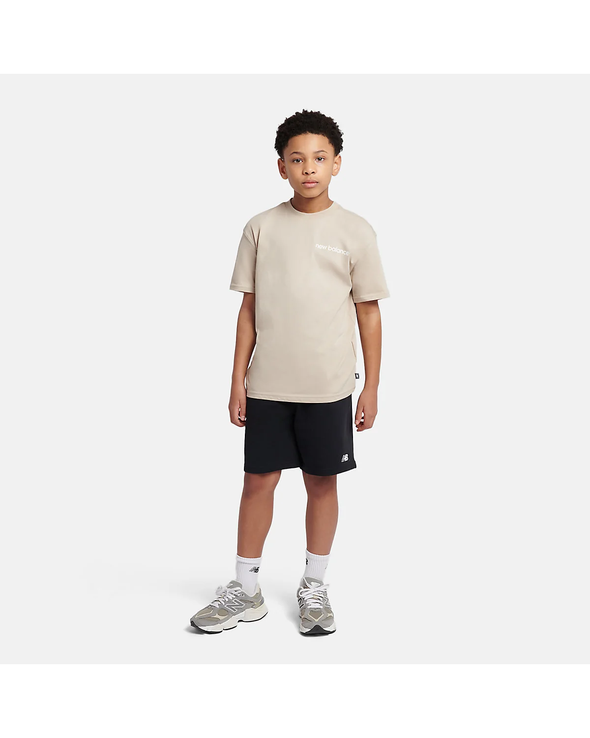 Детская футболка New Balance 574 на модели, вид спереди