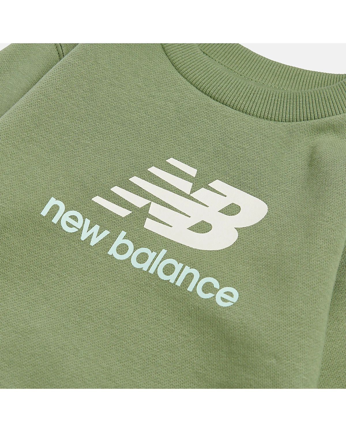 Крупный план белого логотипа New Balance на зелёном свитшоте