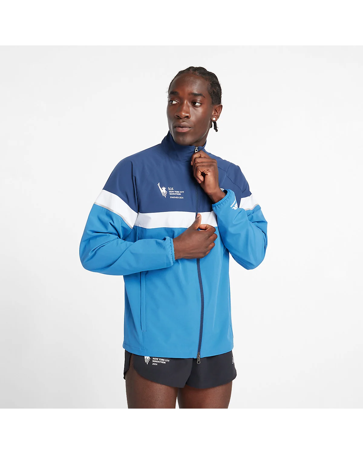 Синяя беговая куртка New Balance с контрастным блоком на мужчине