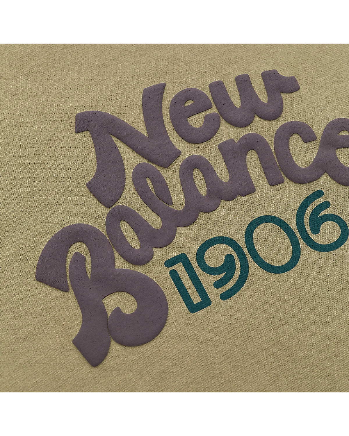 Деталь камуфляжного объёмного принта на футболке New Balance