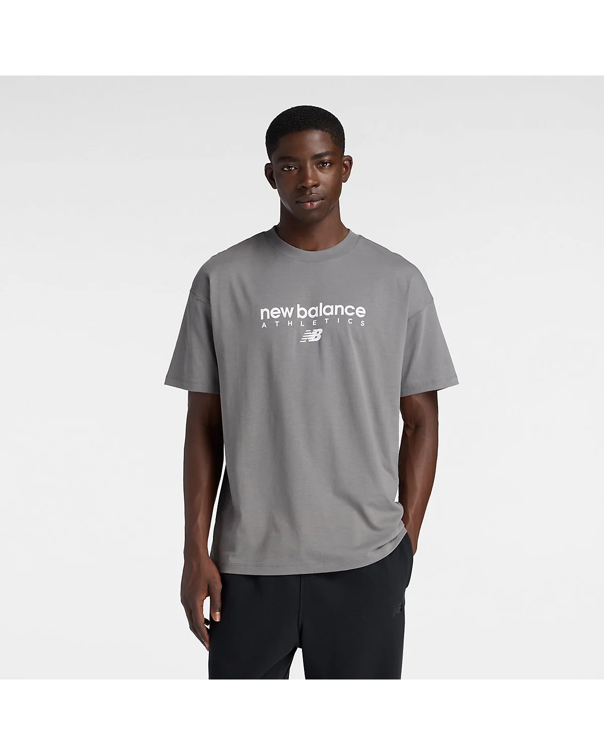 Серая футболка New Balance Trackside с белым логотипом, вид спереди