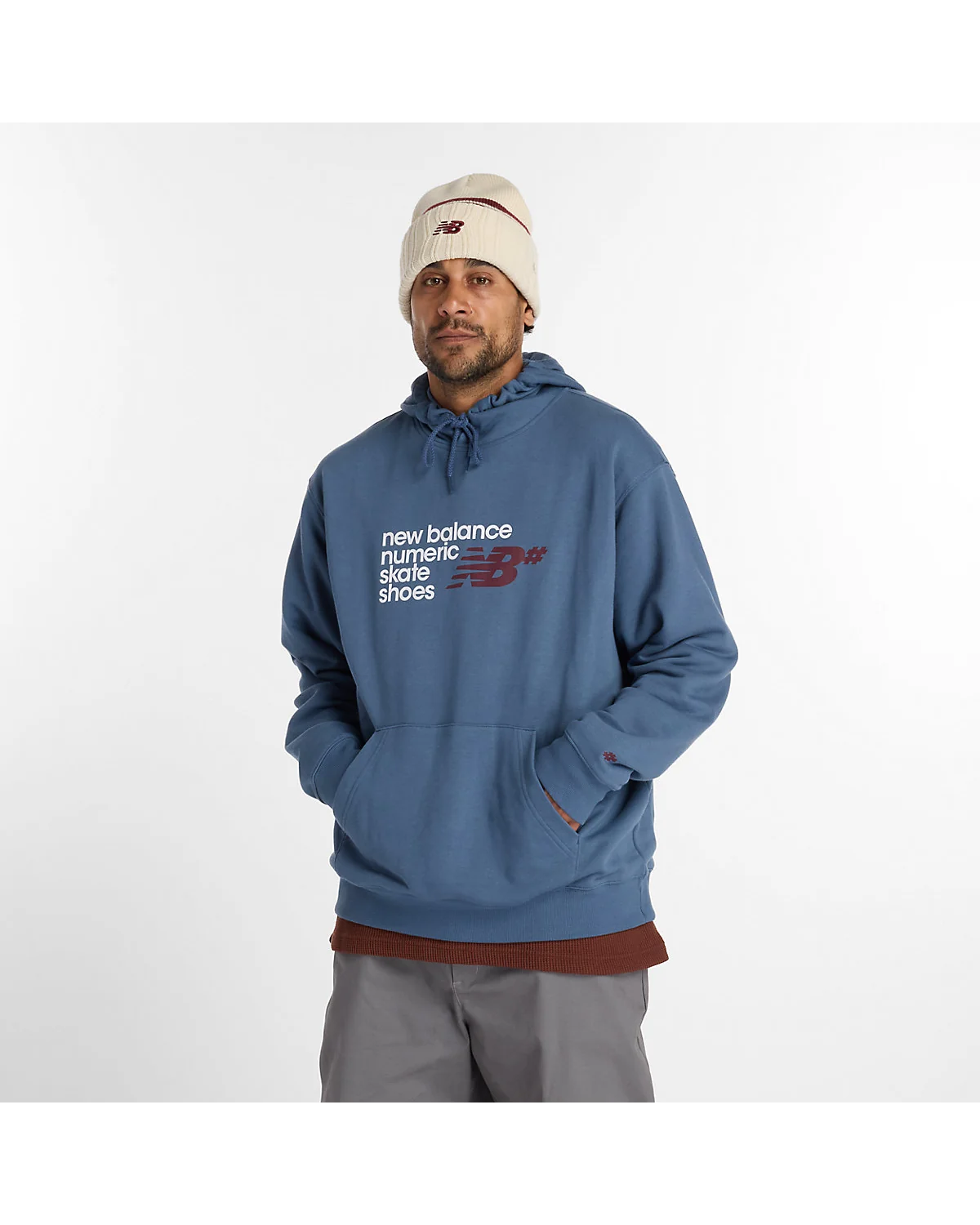 Синяя мужская толстовка с капюшоном New Balance с белым логотипом, вид спереди.
