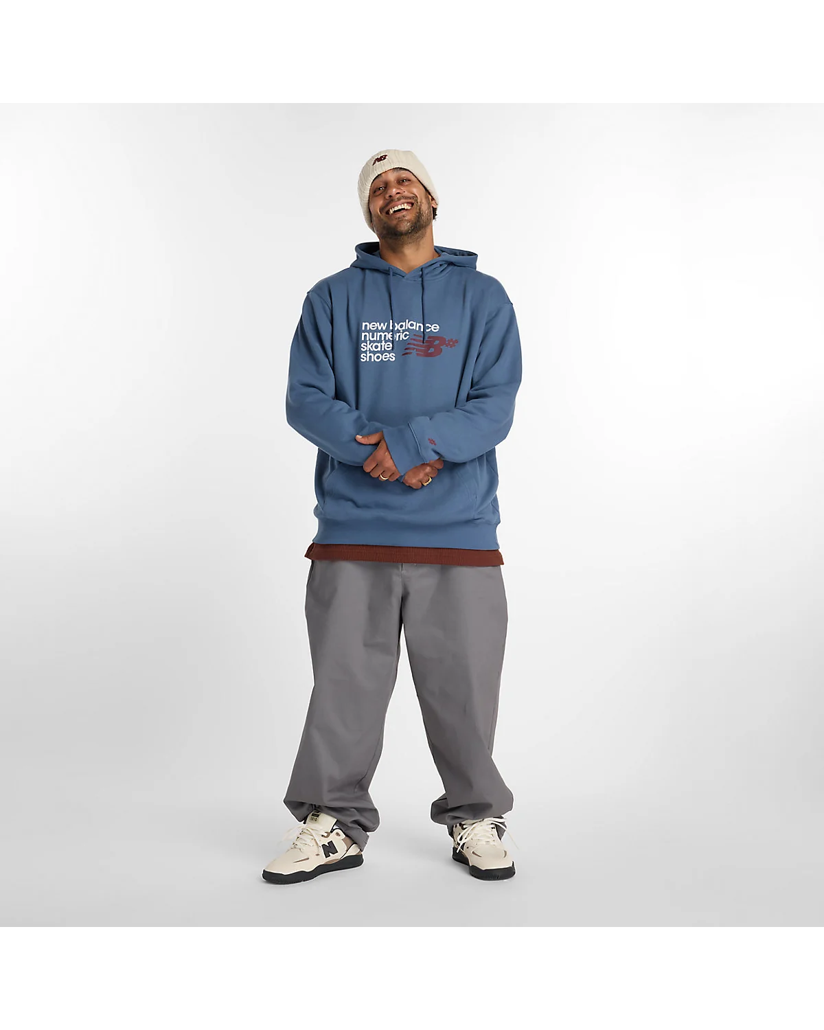 Синяя толстовка New Balance на модели, вид сзади и спереди, полный рост.
