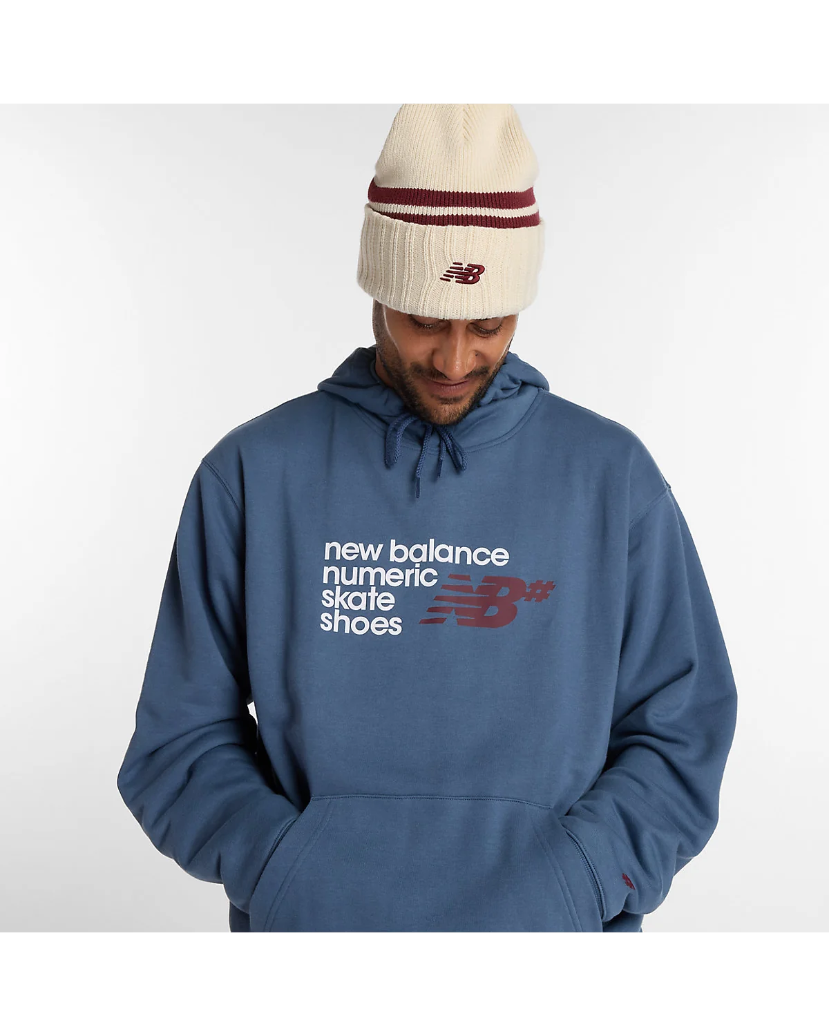 Крупный план фактуры ткани french terry синей толстовки New Balance.