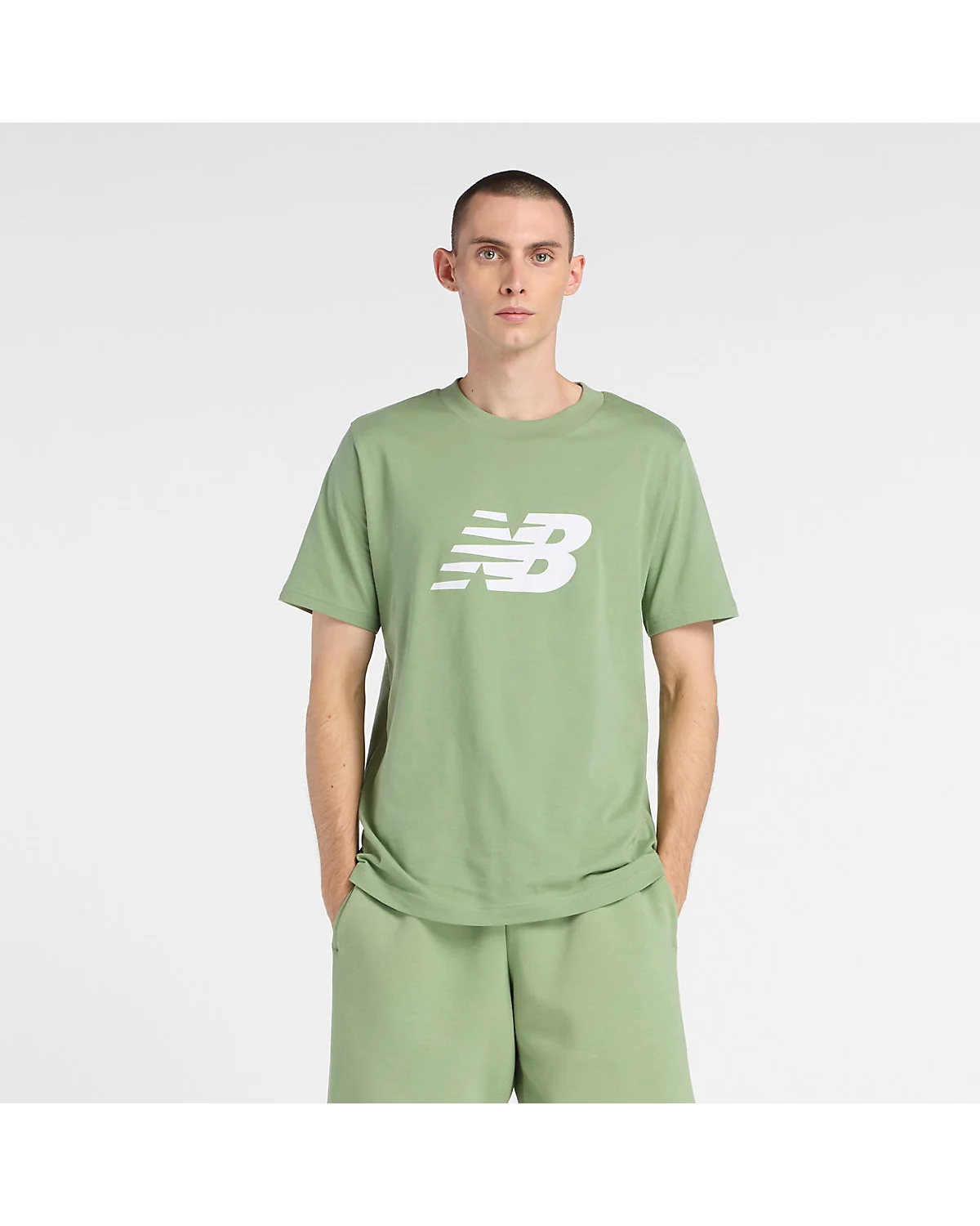 Зелёная мужская футболка New Balance с белым логотипом на груди, вид спереди.