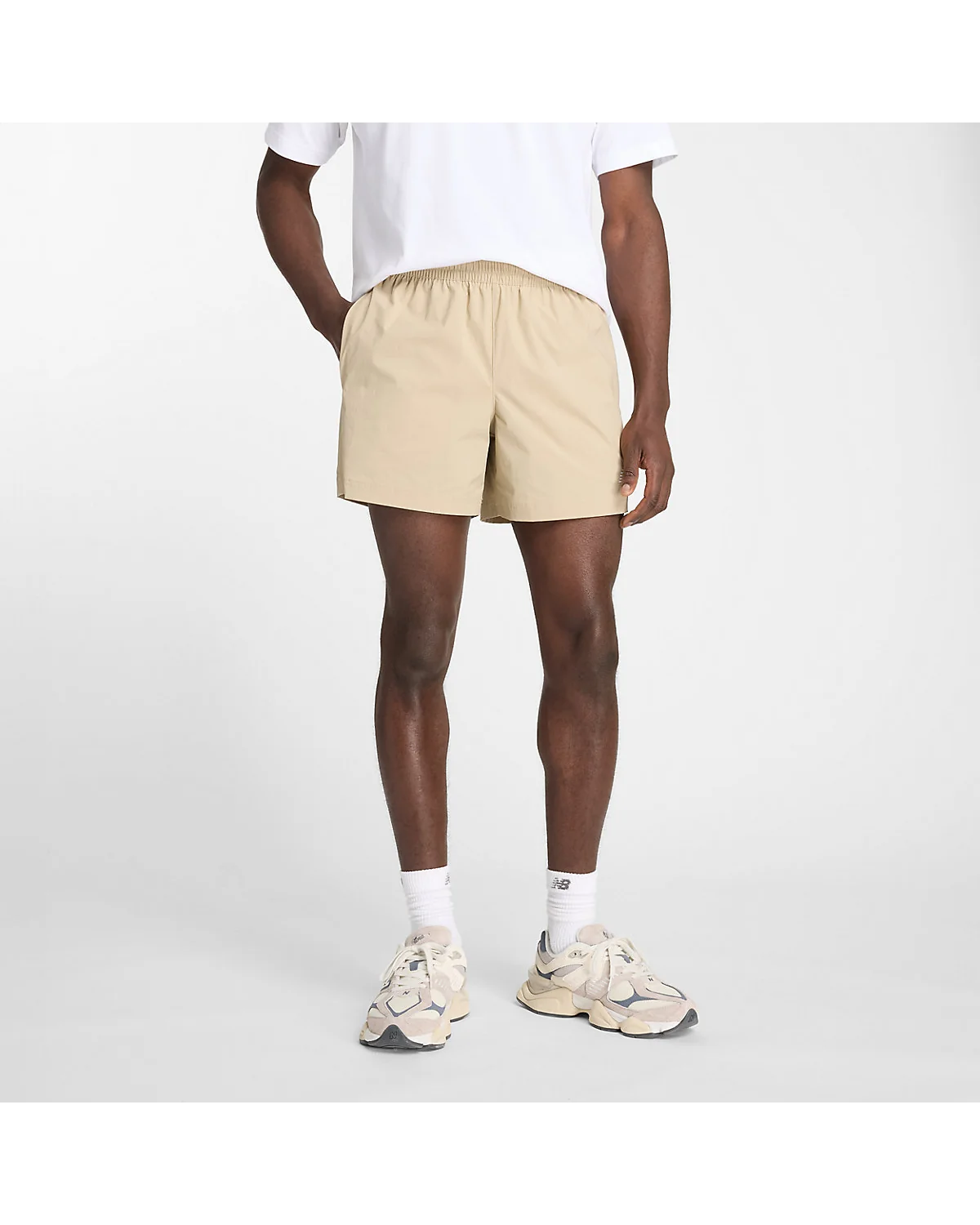 Серо-бежевые мужские спортивные шорты New Balance, вид спереди.