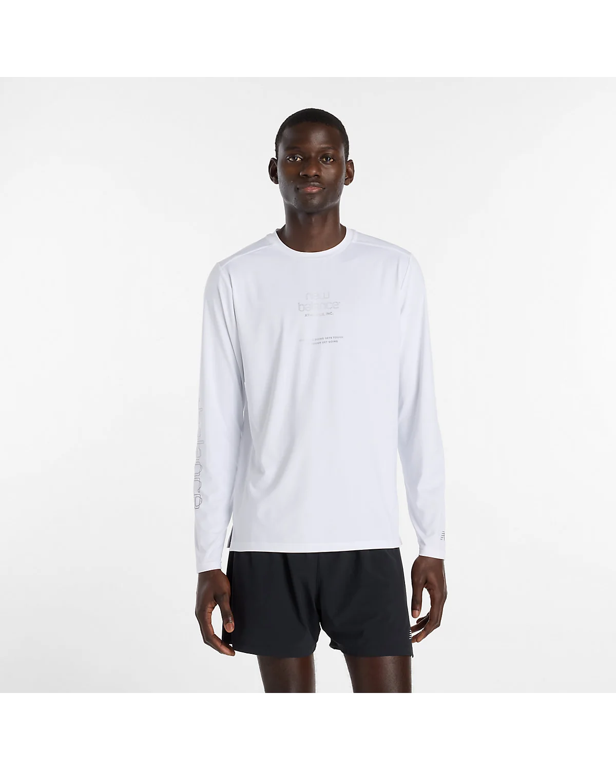Белый лонгслив New Balance со светоотражающей графикой на груди, вид спереди