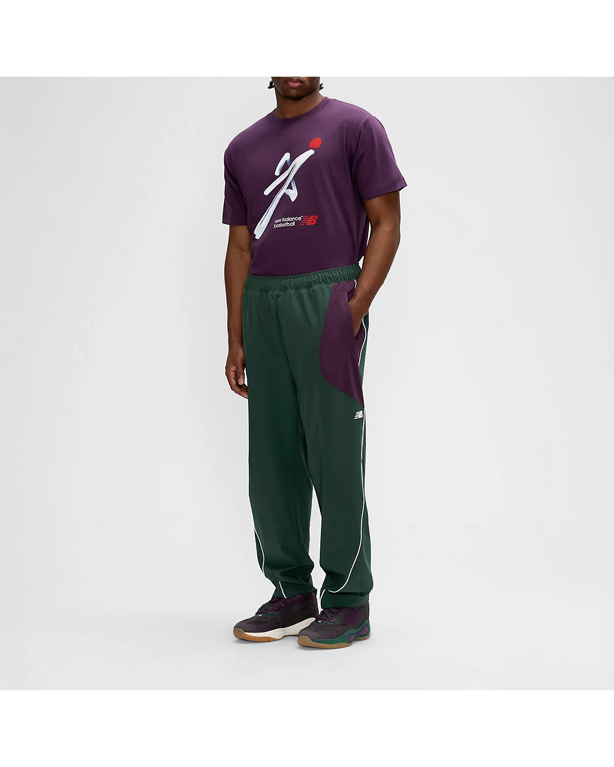 Тёмно-зелёные с фиолетовым баскетбольные брюки New Balance в стиле колорблок, вид спереди