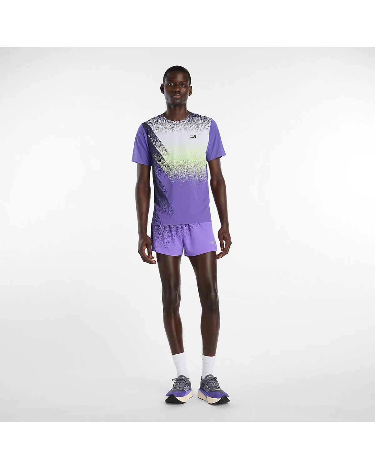 Беговая футболка New Balance на модели с фиолетовыми шортами, вид сбоку