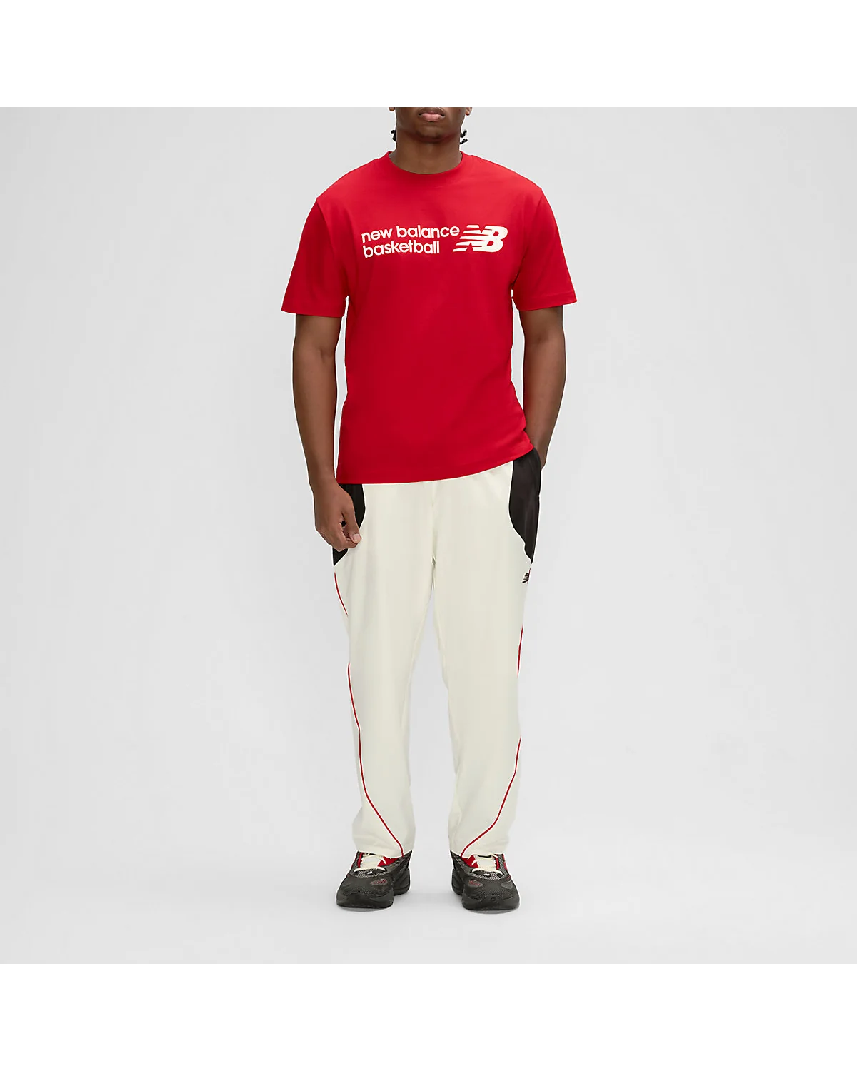 Красная футболка New Balance с баскетбольным принтом, вид спереди