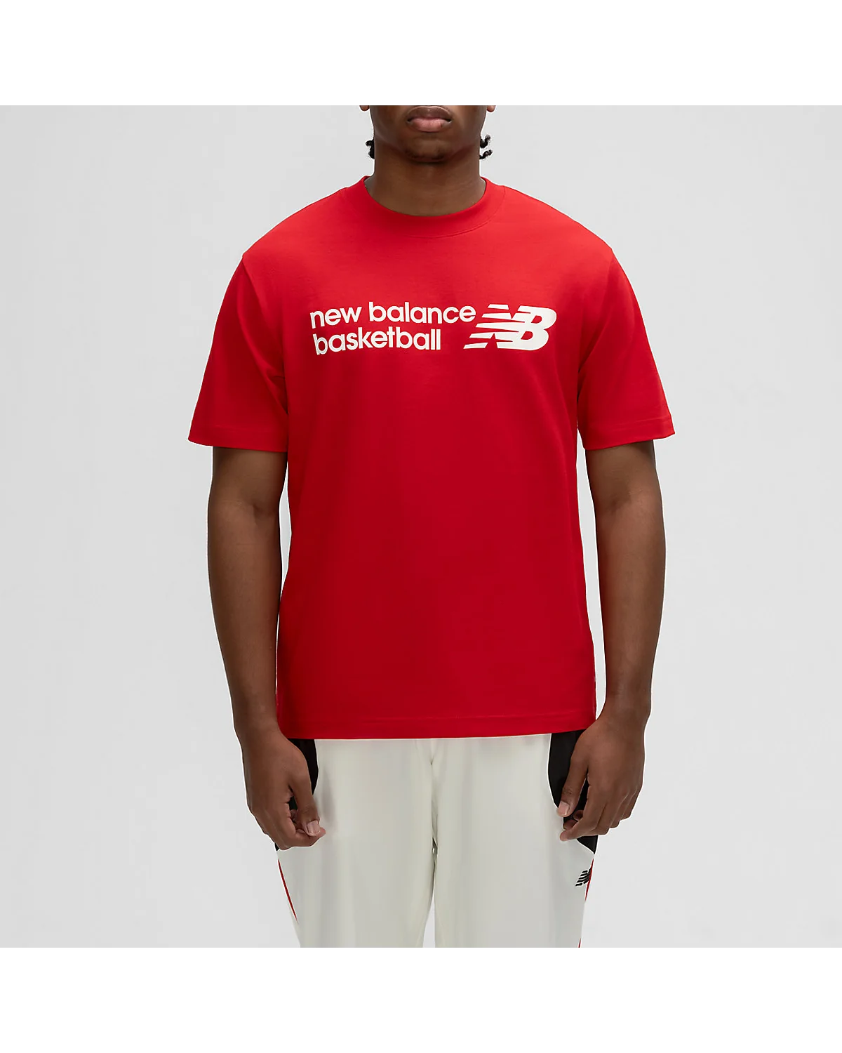 Красная футболка New Balance с графикой, детальный вид спереди