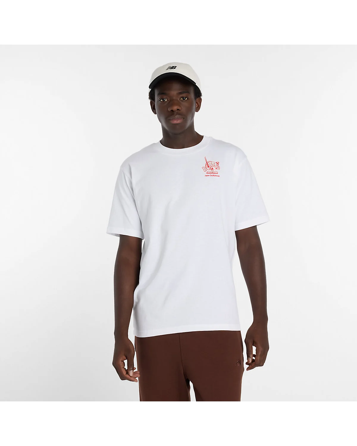 Белая футболка New Balance с красным логотипом, вид спереди
