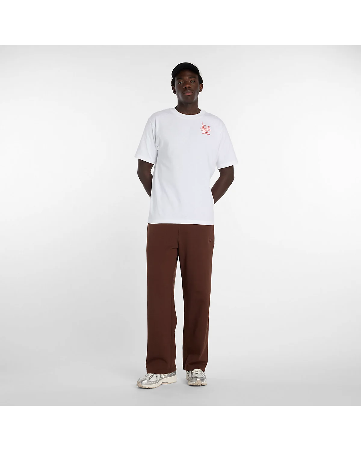 Белая футболка New Balance, детальный вид спереди