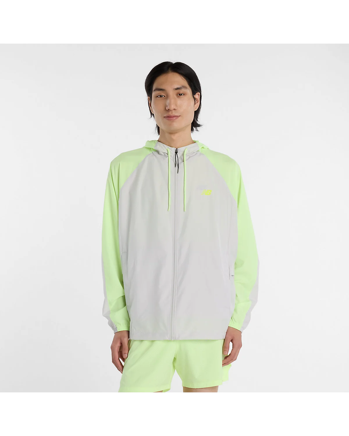 Серая куртка New Balance с цветными вставками, вид спереди