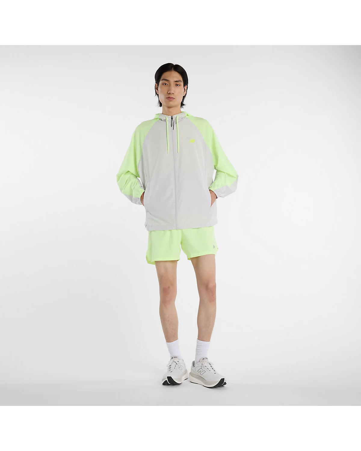 Серая куртка New Balance с контрастными рукавами в полный рост