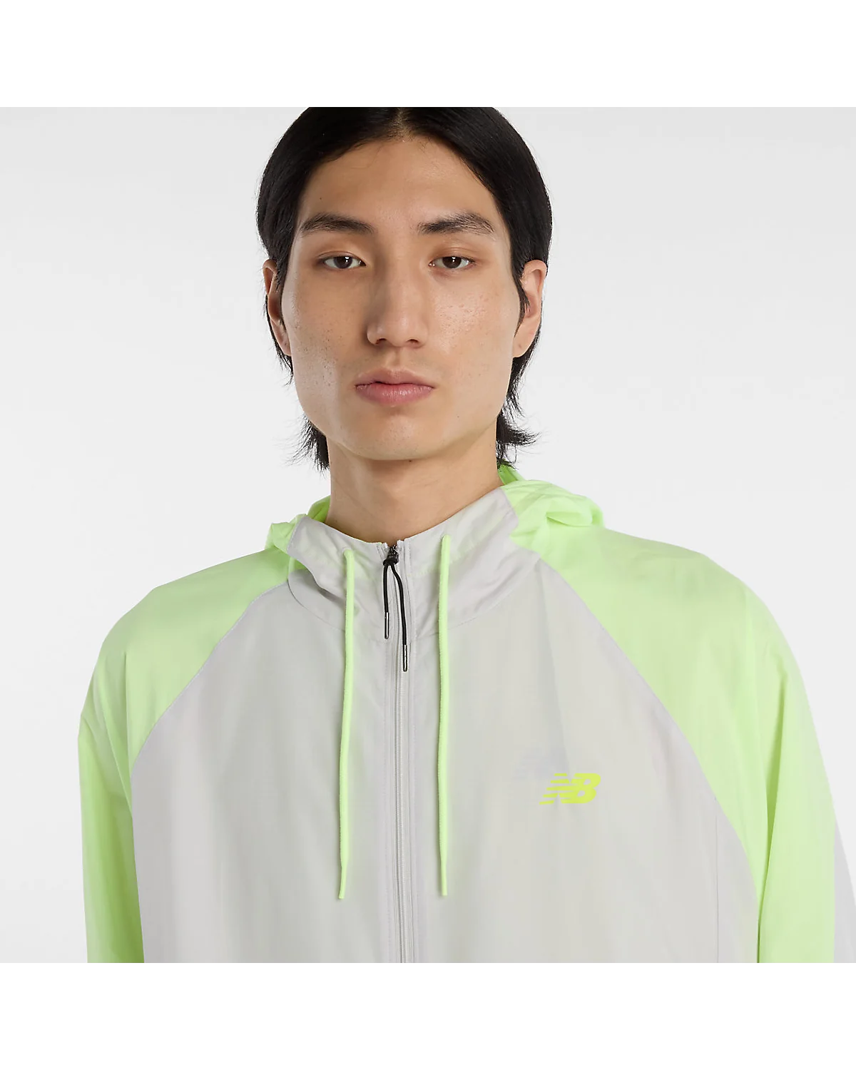 Серая куртка New Balance с цветными панелями, вид сзади